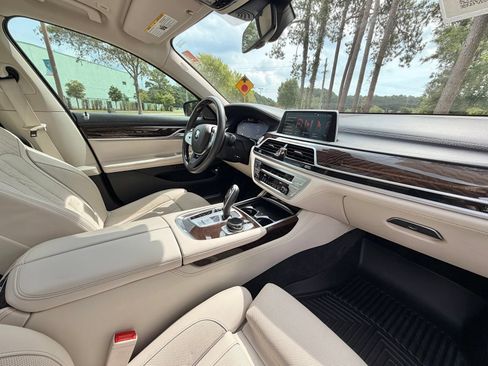 Used 2022 BMW 750i xDrive w/ Executive Package AWD/4WD image 21