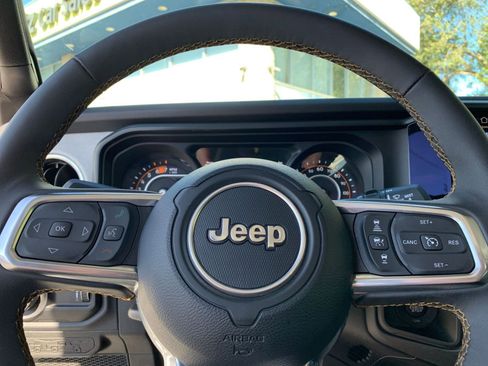 Used 2025 Jeep Wrangler Sahara image 27