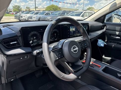 Used 2026 Nissan Kicks SR FWD image 9