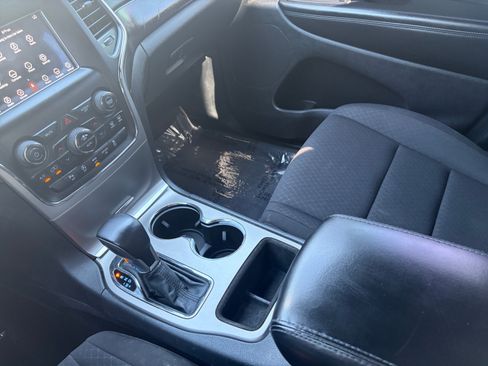 Used 2018 Jeep Grand Cherokee Laredo AWD/4WD image 21