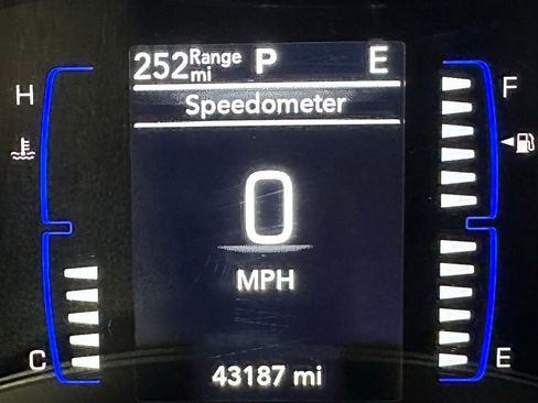 Used 2023 Chrysler Voyager LX image 24