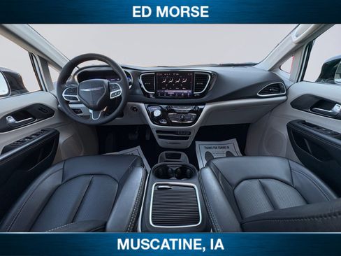 Used 2024 Chrysler Pacifica Touring-L FWD image 10
