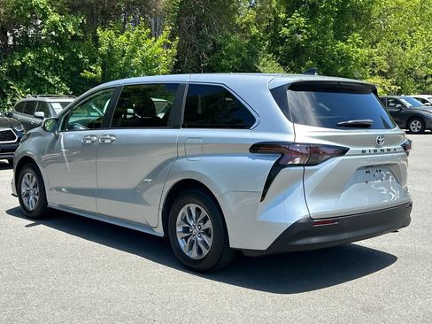 Used 2023 Toyota Sienna LE FWD image 3