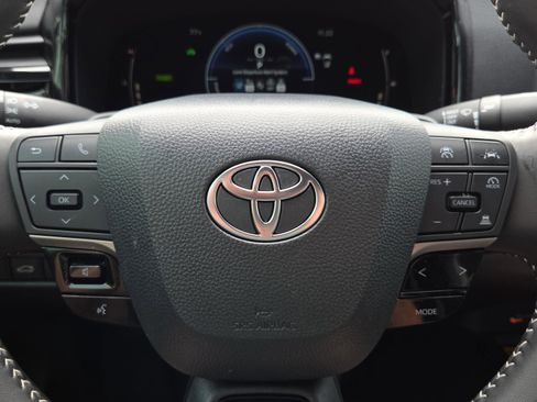 Used 2025 Toyota Camry SE FWD image 25