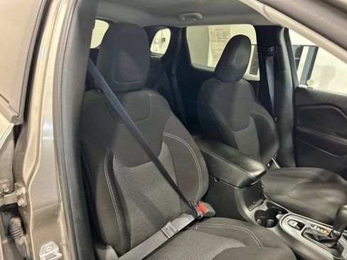 Used 2021 Jeep Cherokee Latitude FWD image 34