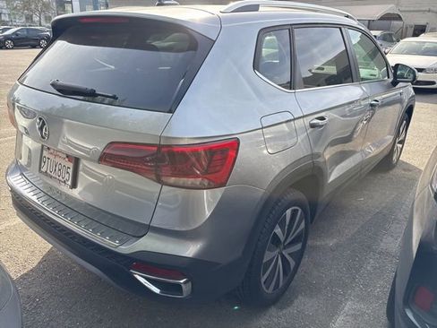 Certified 2024 Volkswagen Taos SE image 5