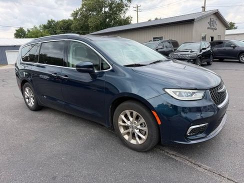 Used 2021 Chrysler Pacifica Touring-L w/ Uconnect Theater Family Group FWD image 6
