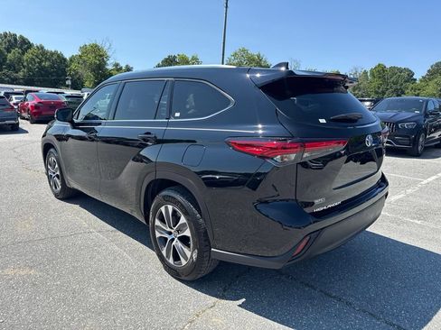Used 2021 Toyota Highlander XLE FWD image 2