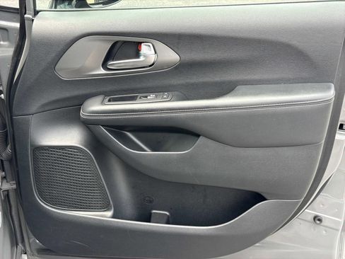 Used 2025 Chrysler Pacifica Select FWD image 24