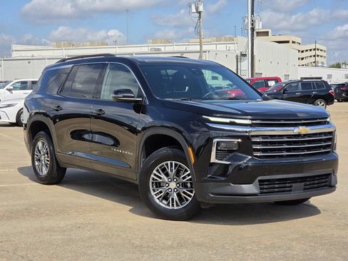 Used 2024 Chevrolet Traverse LT FWD image 2