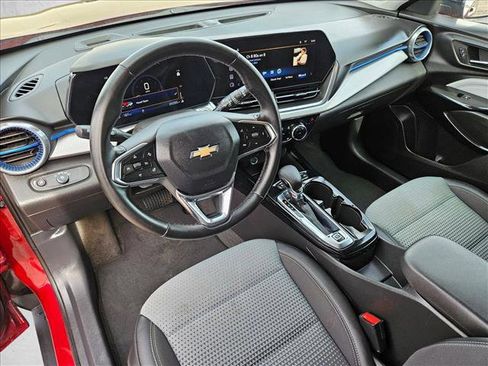 Used 2025 Chevrolet Trax LT w/ LT Convenience Package image 13