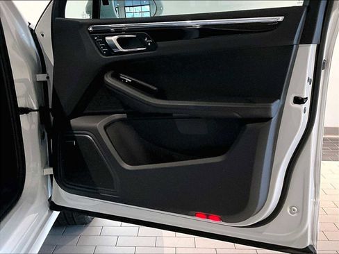 Used 2025 Porsche Macan image 27