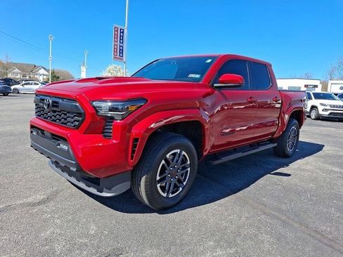 Used 2025 Toyota Tacoma TRD Sport AWD/4WD image 3