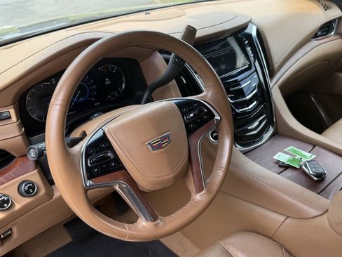 Used 2017 Cadillac Escalade Platinum AWD/4WD image 13