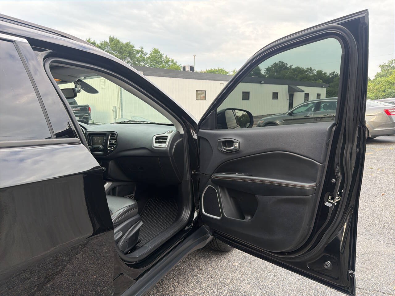 Used 2018 Jeep Compass Latitude w/ Cold Weather Group FWD image 30