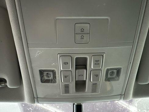 Used 2019 Volkswagen Tiguan SE w/ Panoramic Sunroof Package FWD image 32