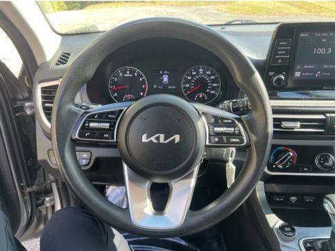 Used 2023 Kia Seltos LX image 14