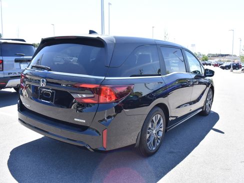 New 2026 Honda Odyssey Touring image 9
