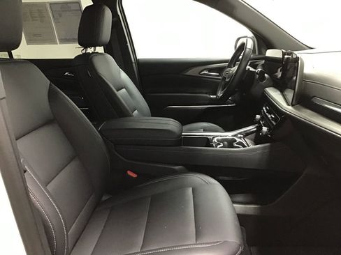 Used 2025 Chevrolet Traverse LT image 8