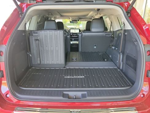 New 2026 Toyota Highlander Platinum image 8