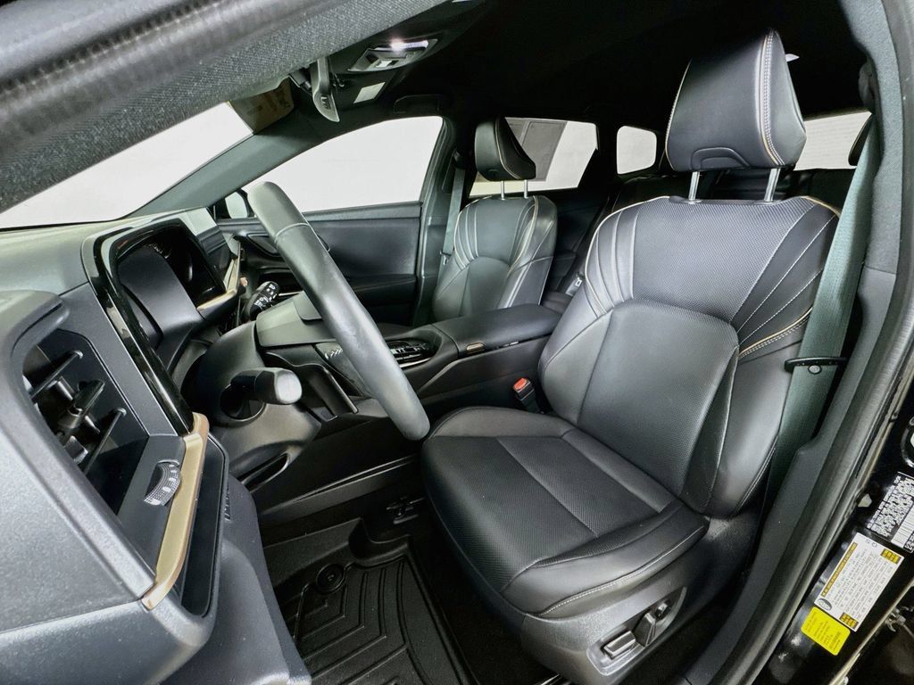 Certified 2025 Toyota Crown Signia AWD/4WD image 2