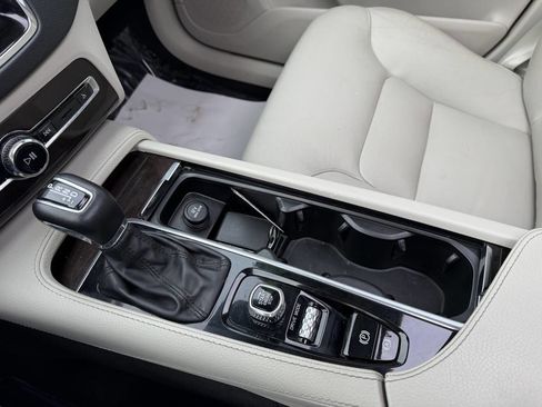 Used 2019 Volvo XC90 T5 Momentum w/ Protection Package Premier image 25