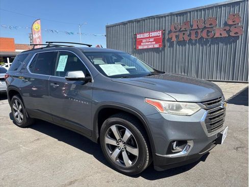 Used 2019 Chevrolet Traverse LT w/ LT Premium Package FWD image 3