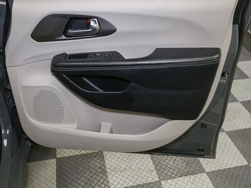 Used 2021 Chrysler Pacifica Touring-L image 20