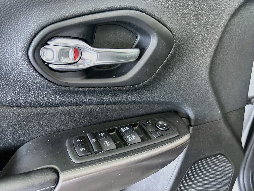 Used 2019 Jeep Cherokee Latitude Plus w/ Cold Weather Group AWD/4WD image 18