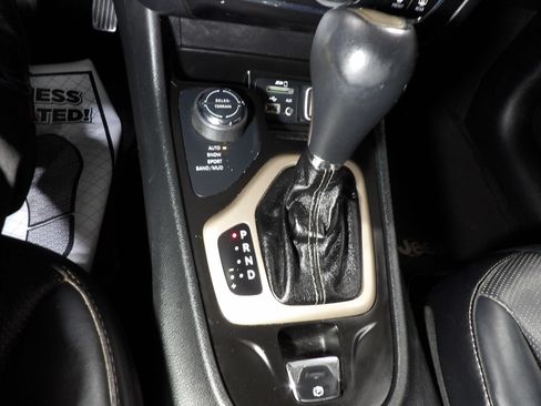Used 2014 Jeep Cherokee Limited w/ Technology Group AWD/4WD image 16