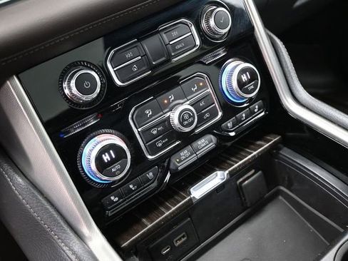 Used 2021 GMC Yukon XL Denali w/ Denali Premium Package image 34