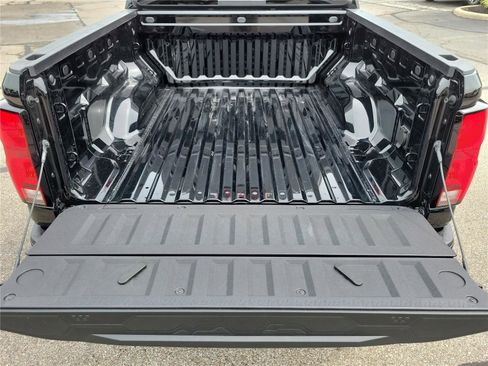 Used 2024 Chevrolet Colorado LT w/ LT Convenience Package III RWD image 9
