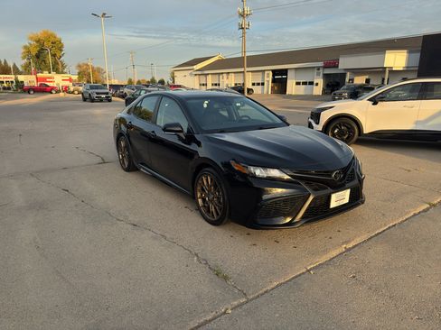 Used 2023 Toyota Camry SE image 4
