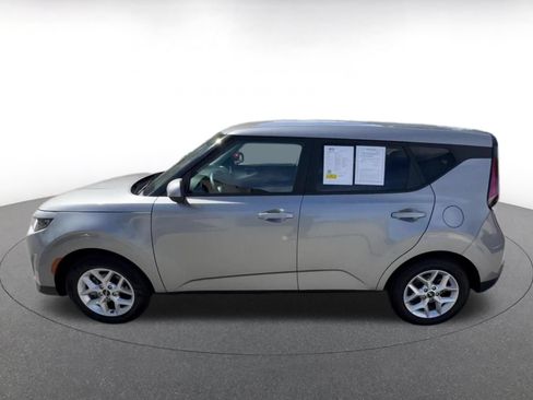 Used 2025 Kia Soul LX w/ LX Technology Package FWD image 9