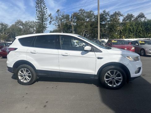 Used 2017 Ford Escape SE image 6