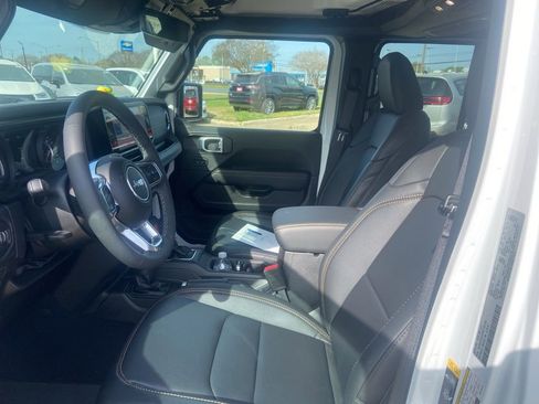 Used 2026 Jeep Wrangler Sahara image 32
