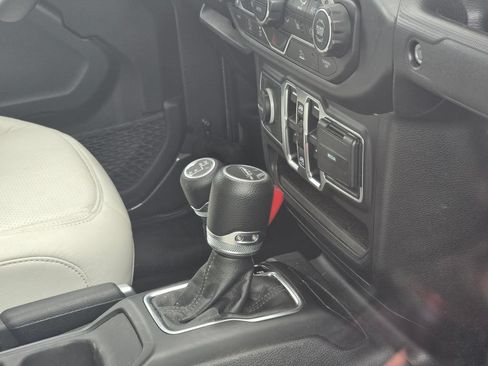 Used 2023 Jeep Gladiator Sport AWD/4WD image 14