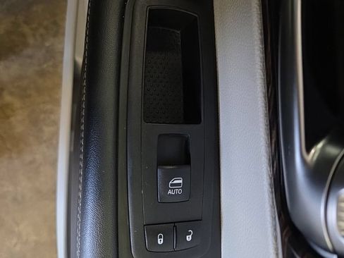 Used 2023 Chrysler Pacifica Limited FWD image 23