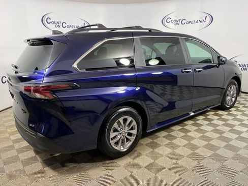 Used 2025 Toyota Sienna XLE w/ XLE Plus Package image 8