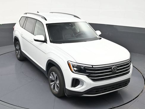 Used 2025 Volkswagen Atlas SE FWD image 18
