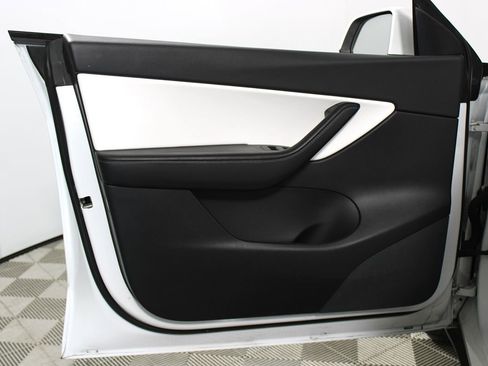 Used 2021 Tesla Model Y Long Range image 6