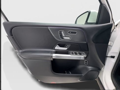 Used 2025 Mercedes-Benz GLB 250 4MATIC image 19