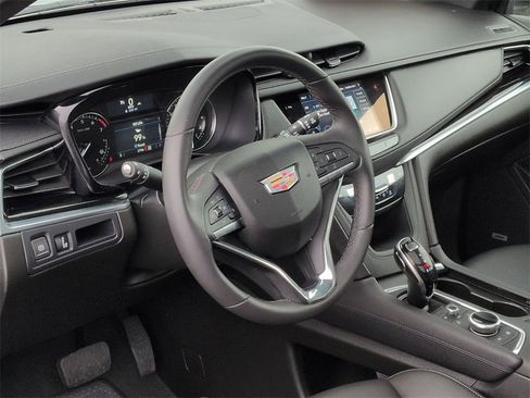 Used 2025 Cadillac XT6 Luxury image 8