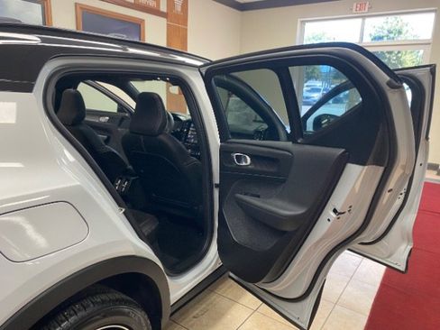 Used 2022 Volvo XC40 T5 R-Design AWD/4WD image 12