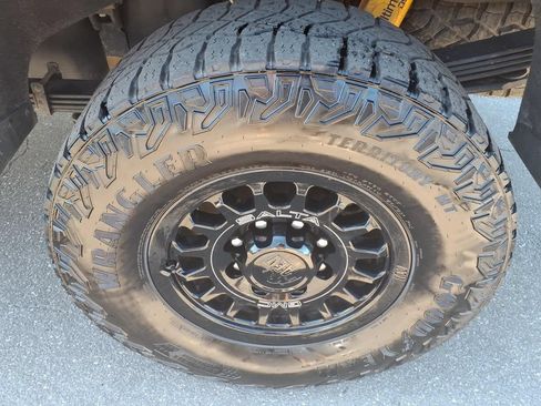 Used 2025 GMC Sierra 2500 AT4X w/ AT4X AEV Edition AWD/4WD image 10