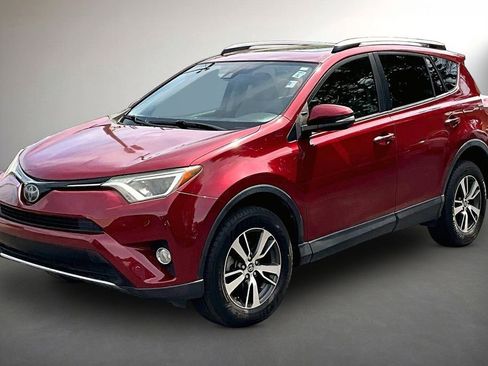 Used 2018 Toyota RAV4 XLE AWD/4WD image 3