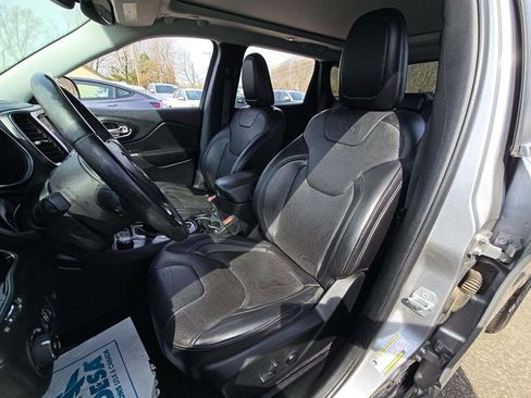 Used 2019 Jeep Cherokee Limited image 3