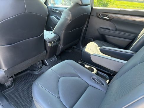 Used 2021 Toyota Highlander Limited AWD/4WD image 14