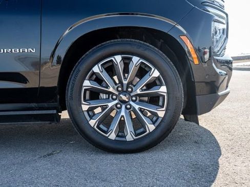 Used 2025 Chevrolet Suburban High Country AWD/4WD image 8
