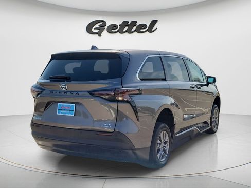 Used 2024 Toyota Sienna XLE FWD image 5